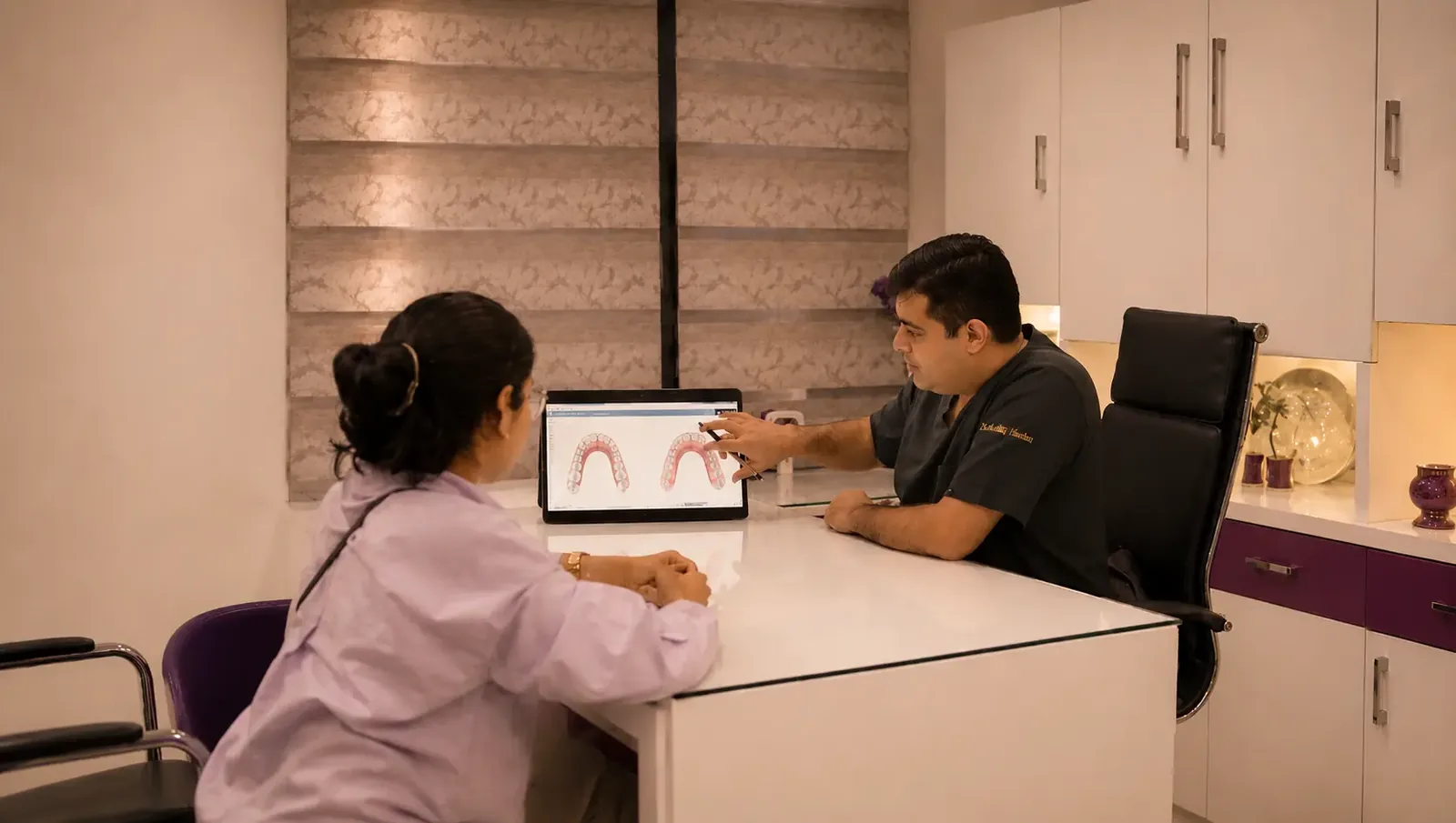 Dr. Akshay Bhushan discussing a digital dental scan with a patient during a consultation at SmileWorks Dental Studio, Gurgaon